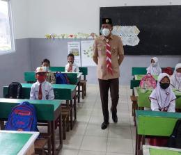 Bupati Kepulauan Meranti H Muhammad Adil saat meninjau aktifitas pembelajaran tatap muka di sekolah